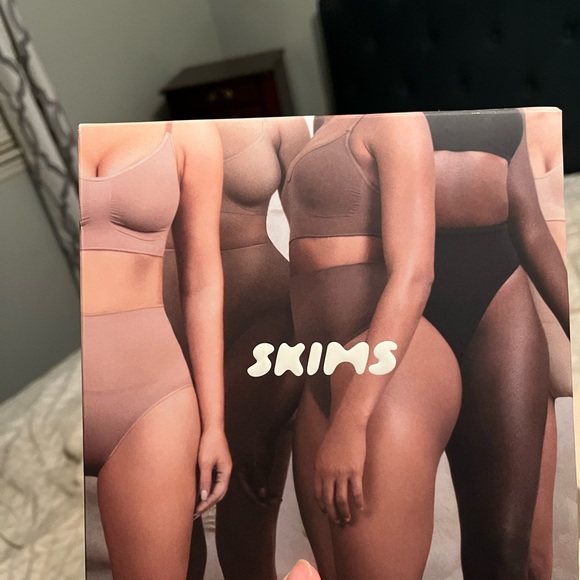 Brand new Skims core control thong L/ XL Sand color - Picture 3 of 3